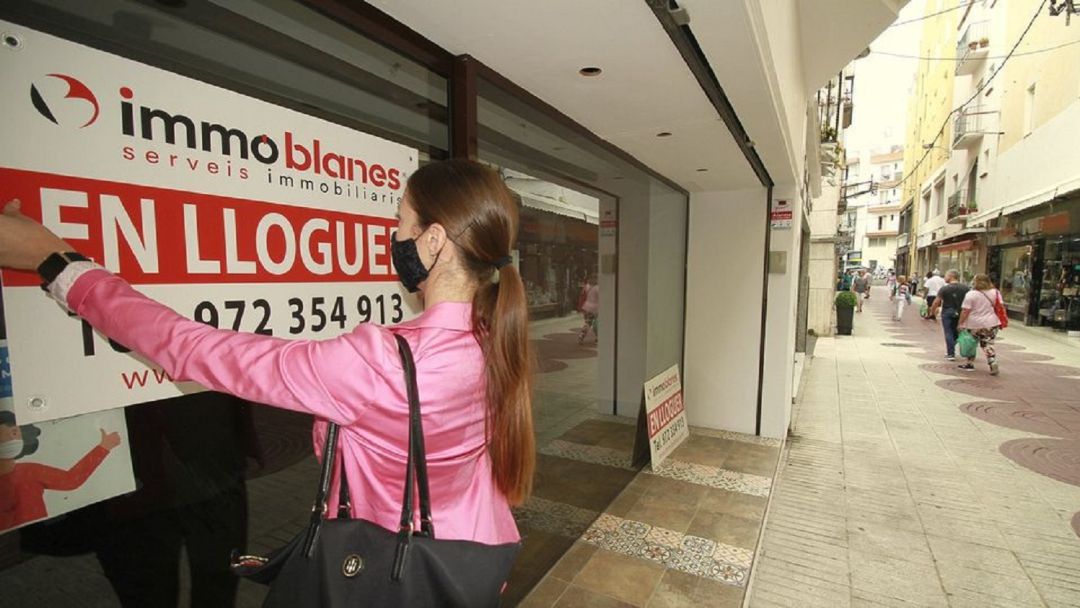 Una treballadora d'una immobiliària posant un local en lloguer Una treballadora d'una immobiliària posant un local en lloguer