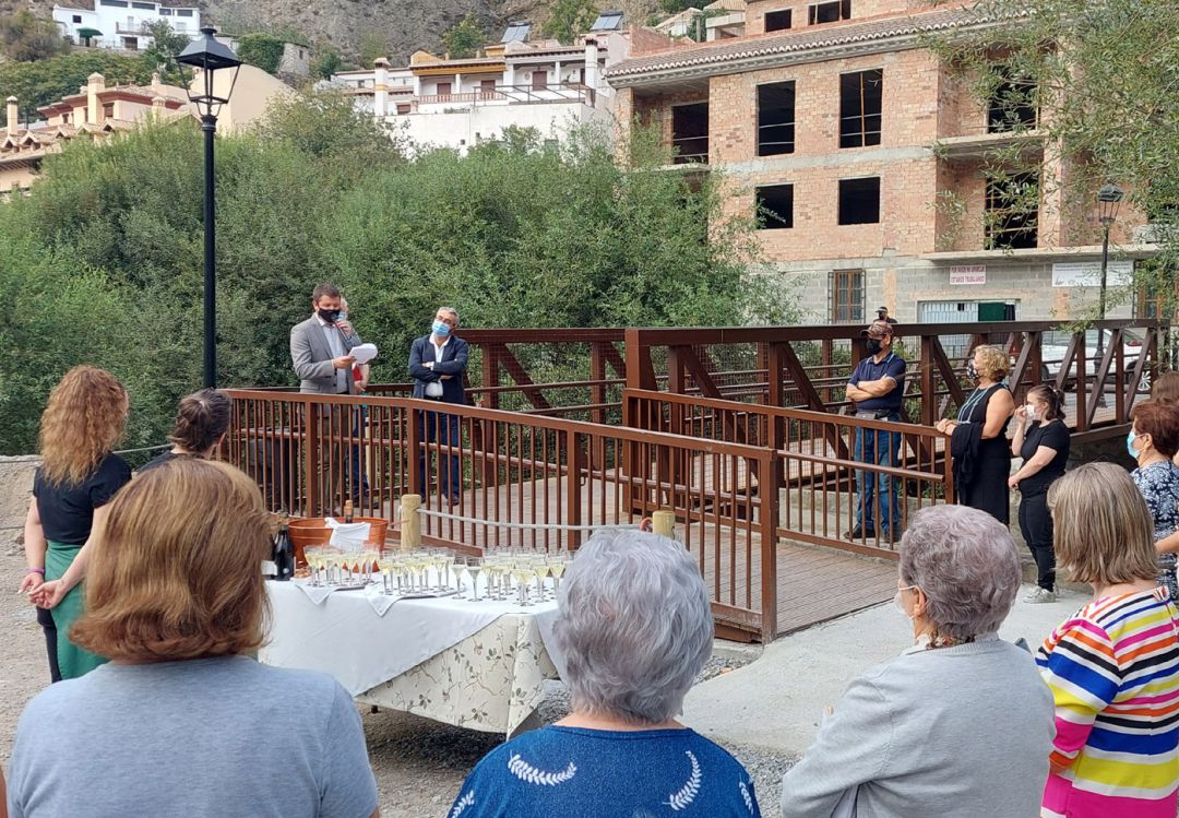 Inauguración de la nueva pasarela peatonal sobre el río Monachil, en la localidad granadina del mismo nombre Inauguración de la nueva pasarela peatonal sobre el río Monachil, en la localidad granadina del mismo nombre