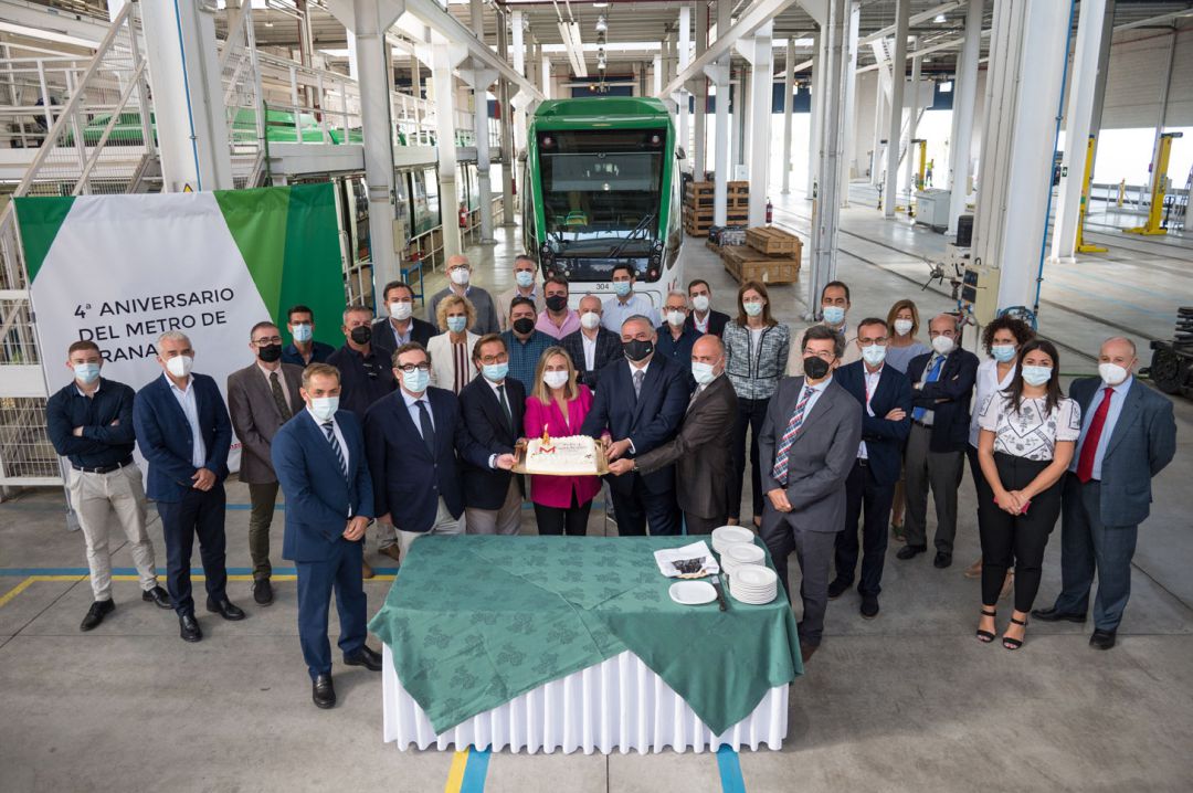 La consejera de Fomento de la Junta de Andalucía, Marifrán Carazo, celebra el cuarto aniversario del metro de Granada junto a los trabajadores y responsables del medio de transporte La consejera de Fomento de la Junta de Andalucía, Marifrán Carazo, celebra el cuarto aniversario del metro de Granada junto a los trabajadores y responsables del medio de transporte