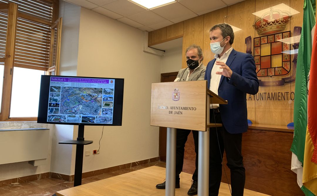El alcalde de Jaén, Julio Millán, explica las actuaciones que se van a presentar acompañado del concejal de Proyectos Municipales, Francisco Lechuga. El alcalde de Jaén, Julio Millán, explica las actuaciones que se van a presentar acompañado del concejal de Proyectos Municipales, Francisco Lechuga.