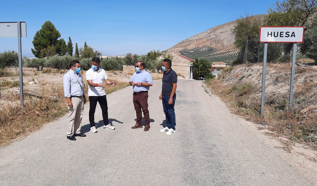 Responsables de Diputación Provincial de Jaén y el Ayuntamiento de Huesa han visitado la zona donde se reanudarán las obras Responsables de Diputación Provincial de Jaén y el Ayuntamiento de Huesa han visitado la zona donde se reanudarán las obras