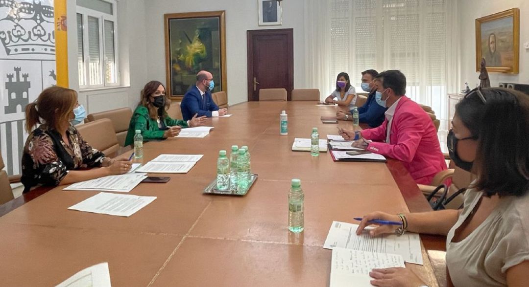 Momento de la reunión, en la subdelegación del Gobierno de España en Jaén, la alcaldesa de Jódar en primer plano a la derecha Momento de la reunión, en la subdelegación del Gobierno de España en Jaén, la alcaldesa de Jódar en primer plano a la derecha