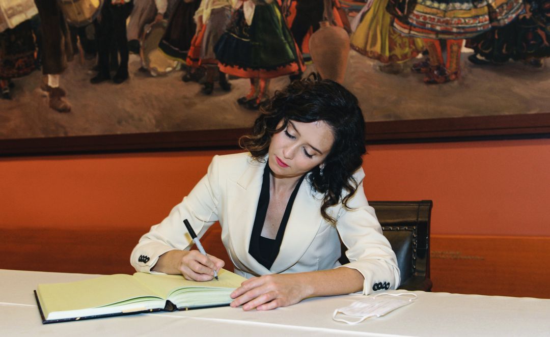 La presidenta de la Comunidad de Madrid, Isabel Díaz Ayuso, firma el libro de visitas del museo Heritage Society, durante su visita a la sede de la Hispanic Society ayer en Nueva York (EEUU). La presidenta de la Comunidad de Madrid, Isabel Díaz Ayuso, firma el libro de visitas del museo Heritage Society, durante su visita a la sede de la Hispanic Society ayer en Nueva York (EEUU).