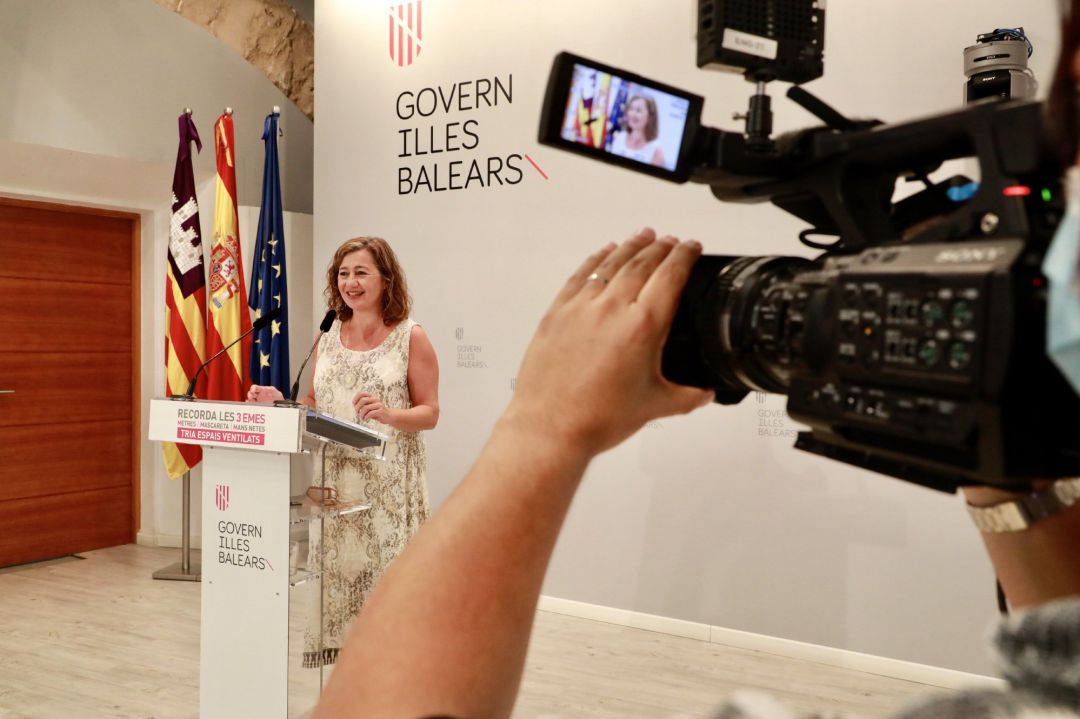 La presidenta del Govern, Francina Armengol, durante la rueda de prensa posterior a la Mesa de Diálogo Social. La presidenta del Govern, Francina Armengol, durante la rueda de prensa posterior a la Mesa de Diálogo Social.