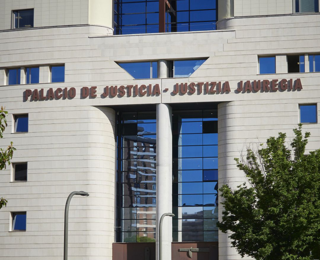 Fachada del Palacio de Justicia de Pamplona Fachada del Palacio de Justicia de Pamplona
