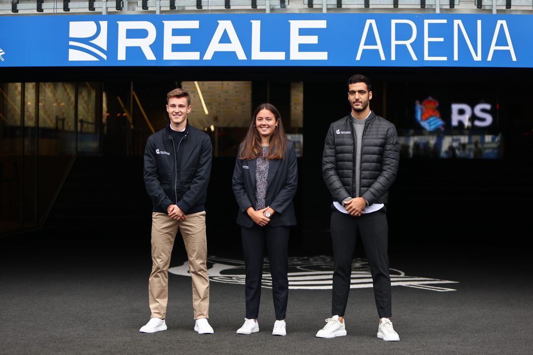 Turrientes, Amaiur Sarriegi y Mikel Merino posan con la ropa de calle que ha diseñado 'Loreak Mendian' para la Real Sociedad Turrientes, Amaiur Sarriegi y Mikel Merino posan con la ropa de calle que ha diseñado 'Loreak Mendian' para la Real Sociedad