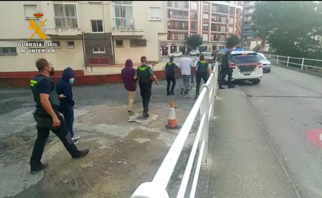Efectivos de la Guardia Civil en el momento de la detención. Efectivos de la Guardia Civil en el momento de la detención.