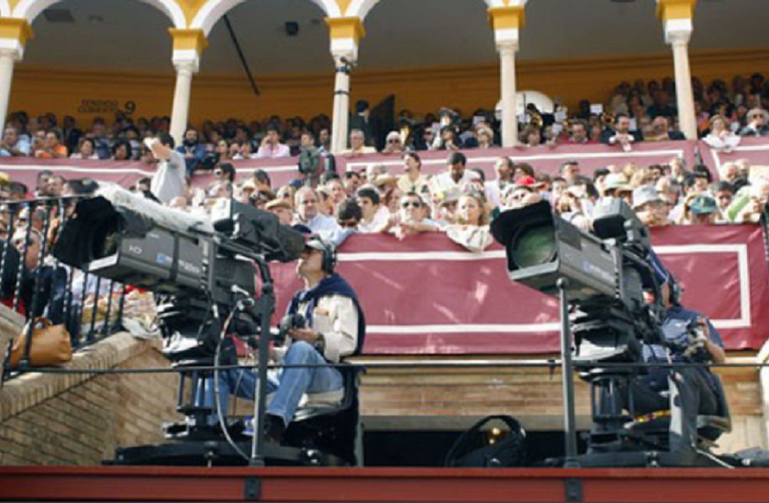 Cámaras de televisión en la Real Maestranza de Sevilla Cámaras de televisión en la Real Maestranza de Sevilla