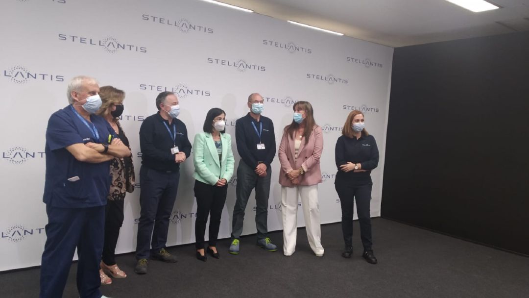 La ministra de Sanidad, Carolina Darias, durante su visita, junto a la consejera Sira Repollés, a la planta de Stellantis de Figueruelas, en Zaragoza La ministra de Sanidad, Carolina Darias, durante su visita, junto a la consejera Sira Repollés, a la planta de Stellantis de Figueruelas, en Zaragoza