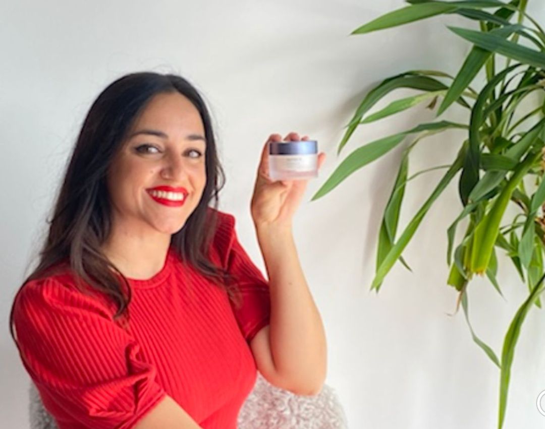 Mari Nieves Muñoz, mostrando uno de los mejores productos para el cuidado de la piel Mari Nieves Muñoz, mostrando uno de los mejores productos para el cuidado de la piel