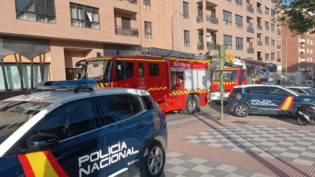 Bomberos y Policía Nacional intervienen en el incendio Bomberos y Policía Nacional intervienen en el incendio