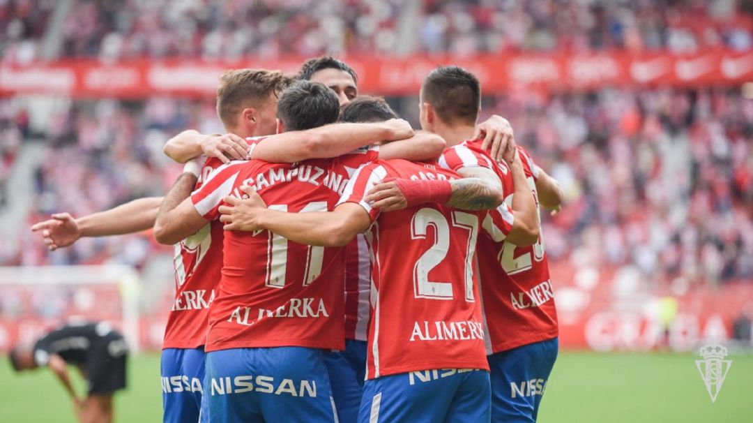 Los jugadores del Sporting celebran uno de los goles al Málaga. Los jugadores del Sporting celebran uno de los goles al Málaga.
