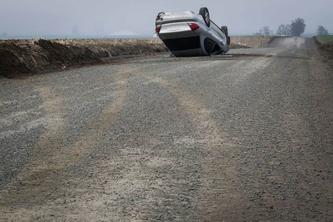 El coche dio dos vueltas de campana hasta chocar con una caseta de aperos de labranza. El coche dio dos vueltas de campana hasta chocar con una caseta de aperos de labranza.