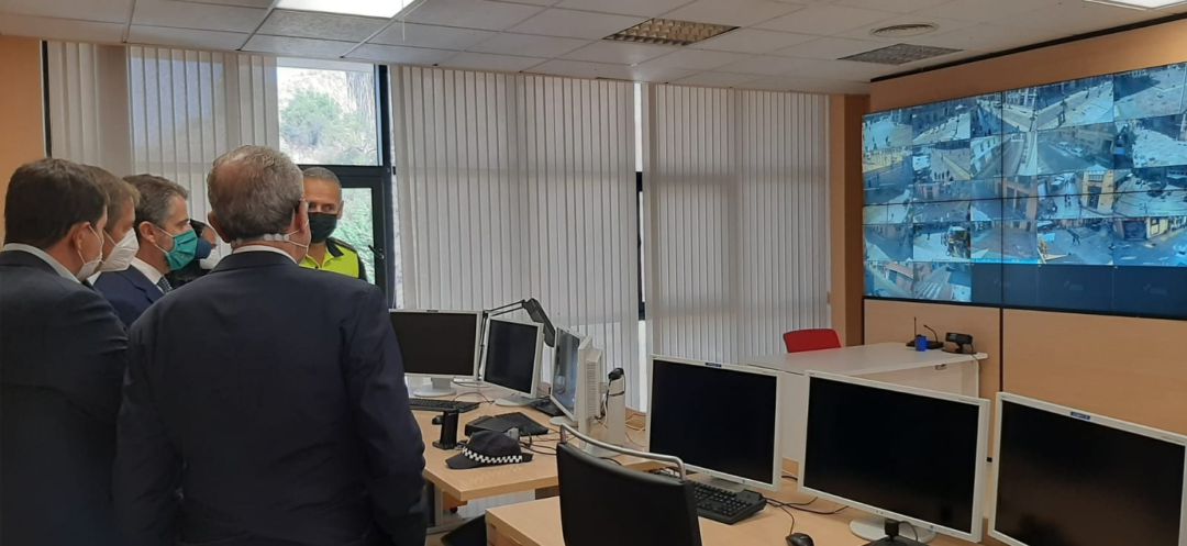 El alcalde de Málaga, Francisco de la Torre, junto a los concejales de Seguridad y Economía, Avelino Barrionuevo y Carlos Conde, en el Centro Municipal de Emergencias de la capital El alcalde de Málaga, Francisco de la Torre, junto a los concejales de Seguridad y Economía, Avelino Barrionuevo y Carlos Conde, en el Centro Municipal de Emergencias de la capital