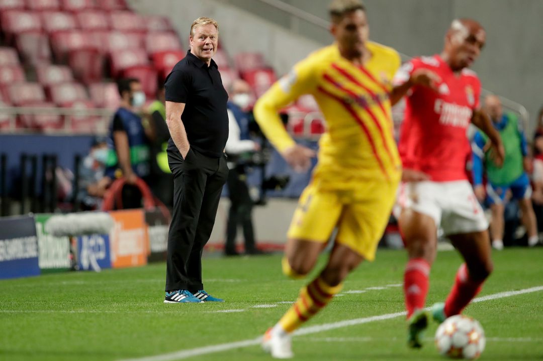 Koeman sigue desde el banquillo una jugada de Araújo en el Estadio Da Luz Koeman sigue desde el banquillo una jugada de Araújo en el Estadio Da Luz