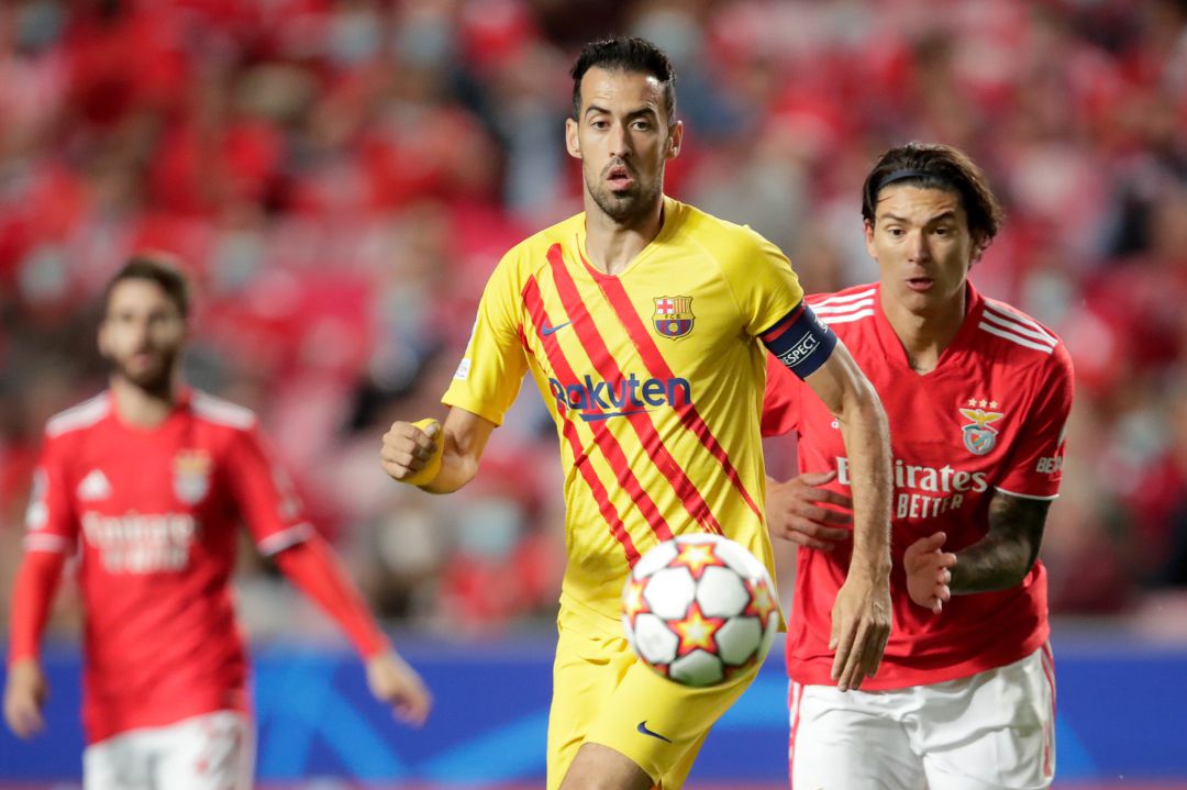 Sergio Busquets, ante Darwin Núñez en el partido que enfrentó al Benfica contra el Barcelona Sergio Busquets, ante Darwin Núñez en el partido que enfrentó al Benfica contra el Barcelona