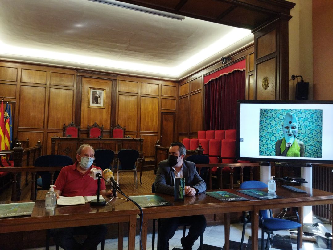 Raül Llopis, edil de Cultura, y Adolfo Mataix, presidente de la Comissió d'Arts Escèniques, anunciando las tres compañías que participarán en TeatrAm. Raül Llopis, edil de Cultura, y Adolfo Mataix, presidente de la Comissió d'Arts Escèniques, anunciando las tres compañías que participarán en TeatrAm.