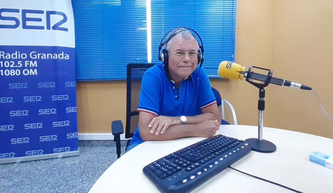 Gerardo Rodríguez, en su casa, en los estudios de Radio Granada Gerardo Rodríguez, en su casa, en los estudios de Radio Granada