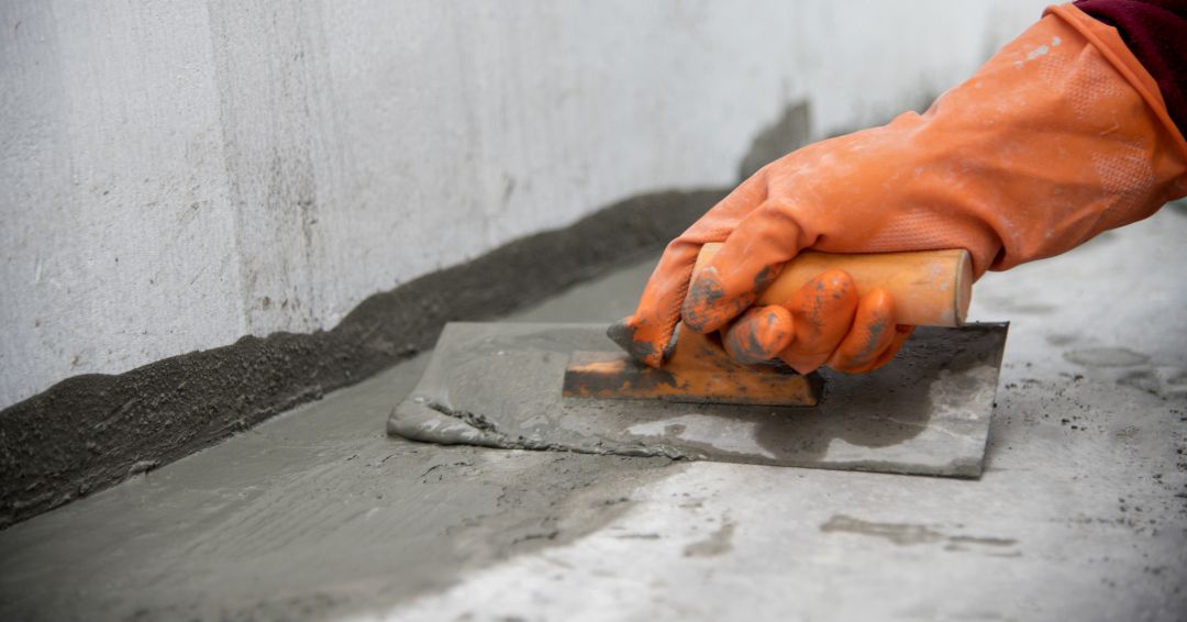 Un albañil trabaja en una obra Un albañil trabaja en una obra