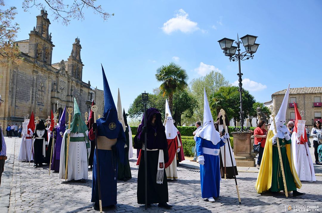 Los hermanos mayores de las cofradías de Úbeda procesionan junto al Resucitado Los hermanos mayores de las cofradías de Úbeda procesionan junto al Resucitado