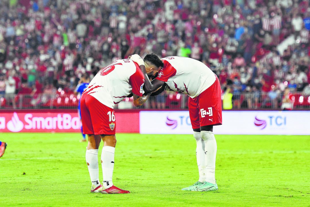 Lazo y Sadiq se abrazan después de la victoria ante el Tenerife. Lazo y Sadiq se abrazan después de la victoria ante el Tenerife.