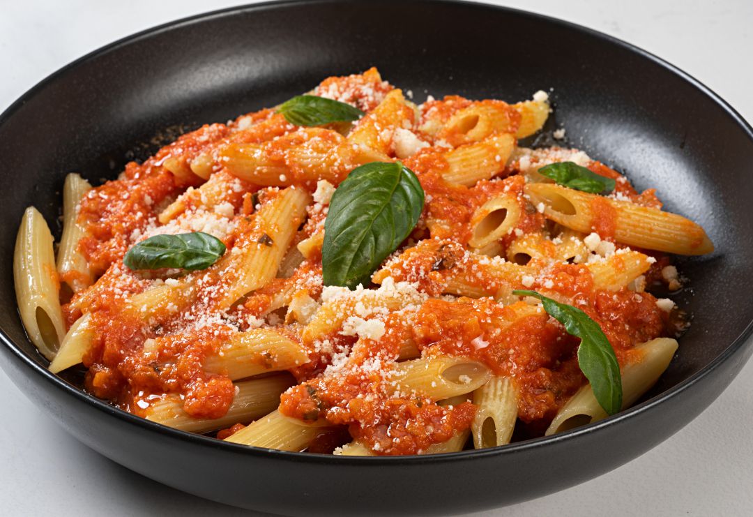 Un plato de penne con salsa de tomate. Un plato de penne con salsa de tomate.