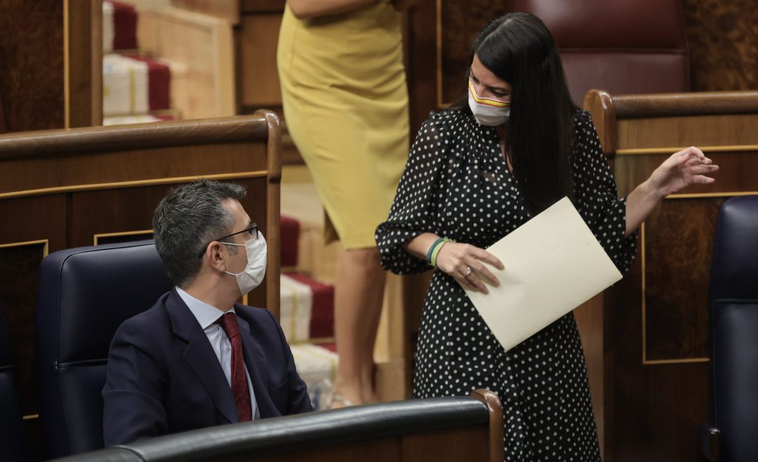 La portavoz adjunta de Vox en el Congreso, Macarena Olona (d) y el ministro de Presidencia, Relaciones con las Cortes y Memoria Democrática, Félix Bolaños, (i), en una sesión plenaria del Congreso. La portavoz adjunta de Vox en el Congreso, Macarena Olona (d) y el ministro de Presidencia, Relaciones con las Cortes y Memoria Democrática, Félix Bolaños, (i), en una sesión plenaria del Congreso.