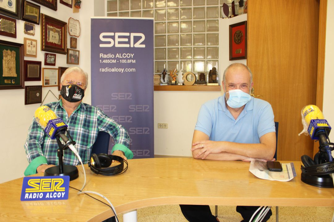 Paco Aznar y Juan Antonio Canalejas en el estudio central de Radio Alcoy Paco Aznar y Juan Antonio Canalejas en el estudio central de Radio Alcoy