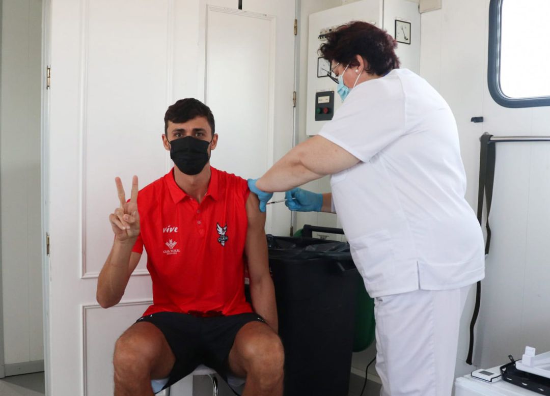 Pere Tomàs, jugador de baloncesto de la Fundación CB Granada, fue vacunado contra la covid el 19 de septiembre en uno de los puntos móviles instalado por la Consejería de Salud en el centro comercial Nevada de Armilla (Granada) Pere Tomàs, jugador de baloncesto de la Fundación CB Granada, fue vacunado contra la covid el 19 de septiembre en uno de los puntos móviles instalado por la Consejería de Salud en el centro comercial Nevada de Armilla (Granada)