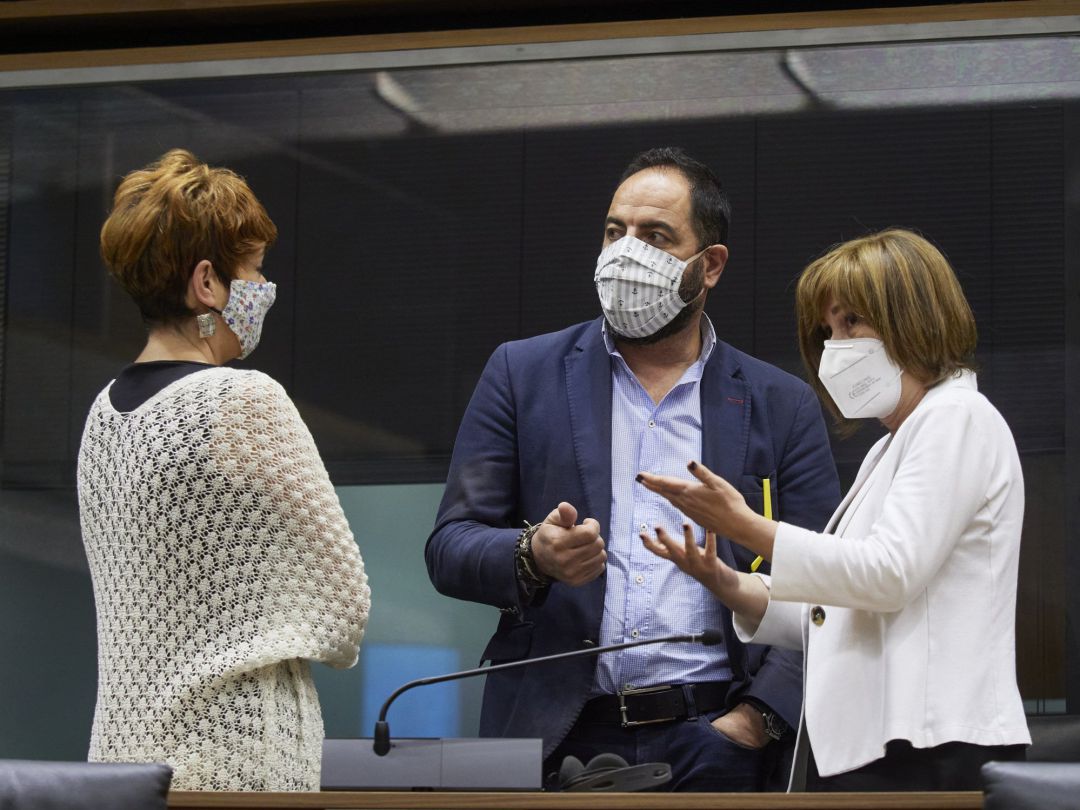 Archivo - I-D, la portavoz de EH Bildu en el Parlamento de Navarra, Bakartxo Ruiz, el portavoz del PSN, Ramón Alzórriz, y la portavoz de Geroa Bai, Uxue Barkos, en una sesión de Mesa y Junta de Portavoces del Parlamento de Navarra. Archivo - I-D, la portavoz de EH Bildu en el Parlamento de Navarra, Bakartxo Ruiz, el portavoz del PSN, Ramón Alzórriz, y la portavoz de Geroa Bai, Uxue Barkos, en una sesión de Mesa y Junta de Portavoces del Parlamento de Navarra.