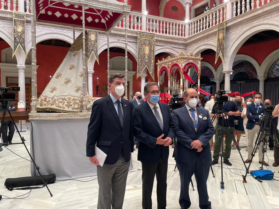 De izquierda a derecha, Santiago Padilla, presidente de la Hermandad Matriz del Rocío de Almonte; Antonio Pulido, presidente de la Fundación Cajasol; y Antonio María Lebrero, comisario de la exposición Jubilar Rocío De izquierda a derecha, Santiago Padilla, presidente de la Hermandad Matriz del Rocío de Almonte; Antonio Pulido, presidente de la Fundación Cajasol; y Antonio María Lebrero, comisario de la exposición Jubilar Rocío