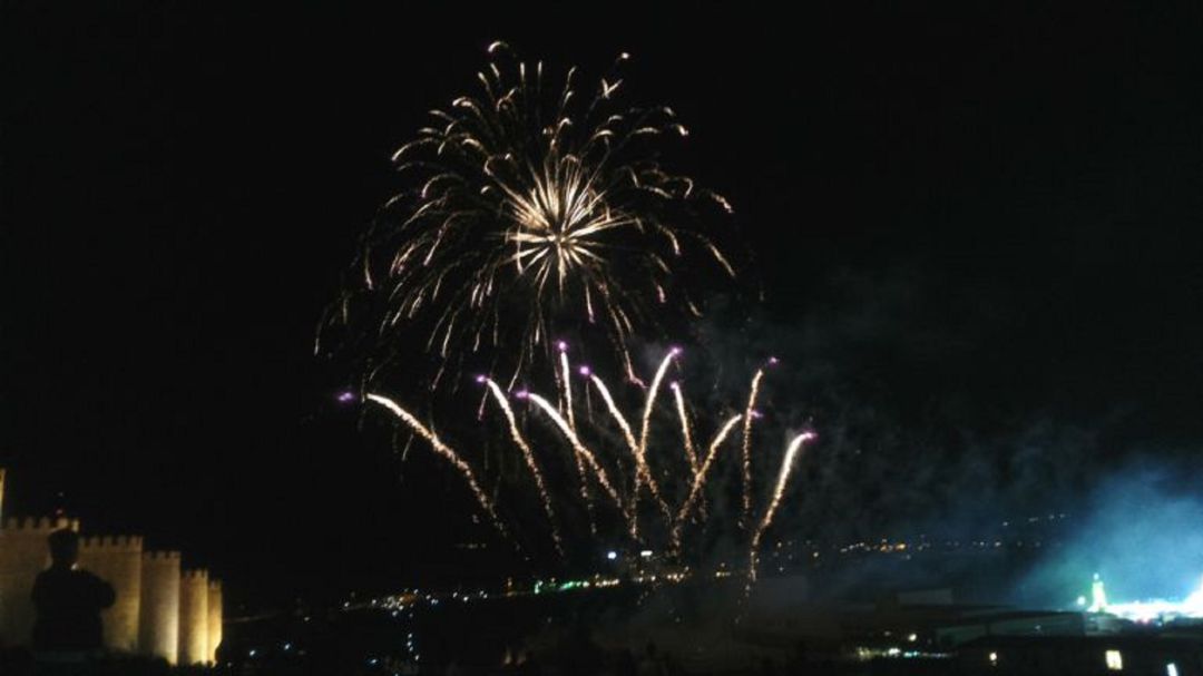 Fuegos artificiales desde el Lienzo Norte Fuegos artificiales desde el Lienzo Norte