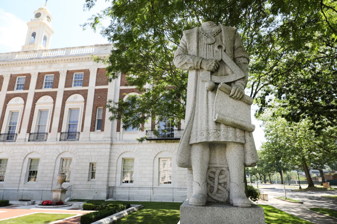 Estatua de Cristóbal Colón, decapitado en Waterbury, Connecticut. Estatua de Cristóbal Colón, decapitado en Waterbury, Connecticut.