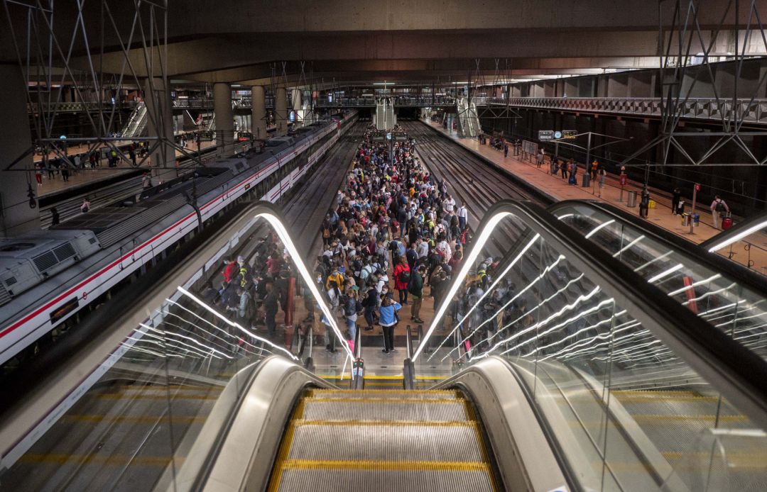 Un gran número de pasajeros espera la llegada de trenes en la estación de Atocha en Madrid. Un gran número de pasajeros espera la llegada de trenes en la estación de Atocha en Madrid.
