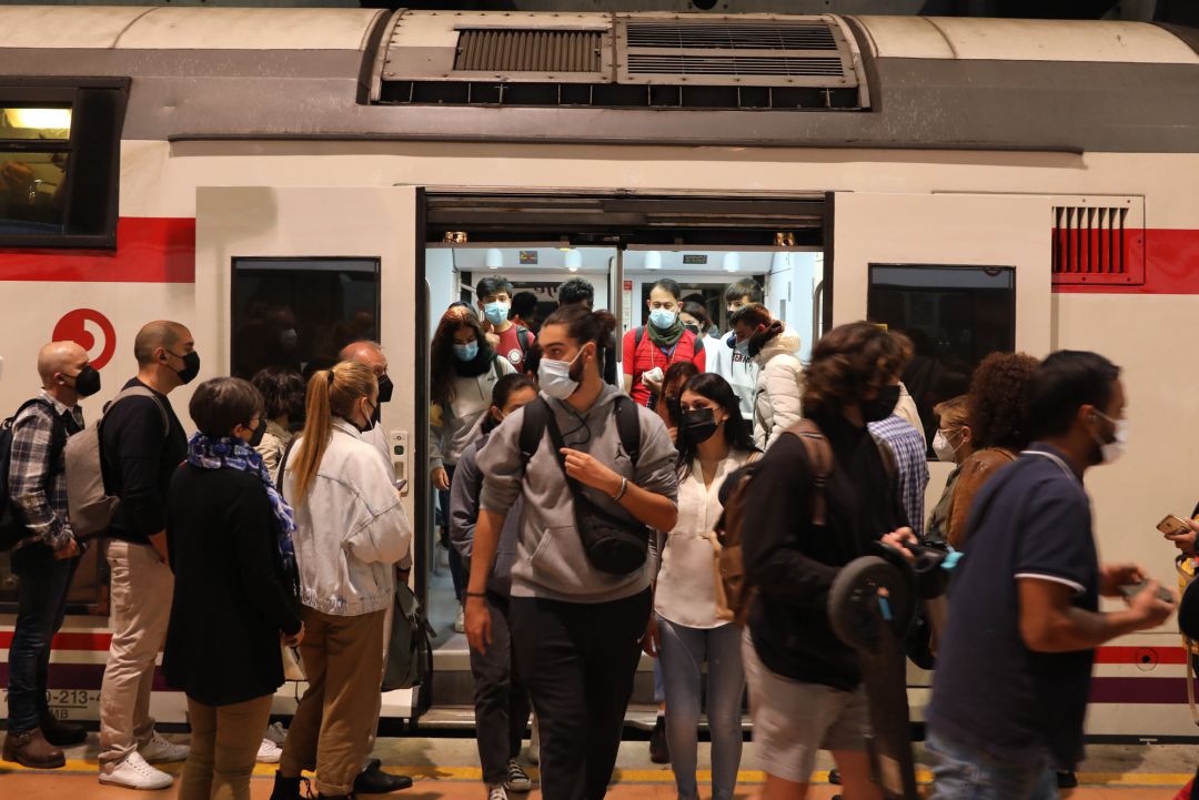 Un gran número de pasajeros sale de un tren en la estación de Madrid - Puerta de Atocha este viernes. Un gran número de pasajeros sale de un tren en la estación de Madrid - Puerta de Atocha este viernes.