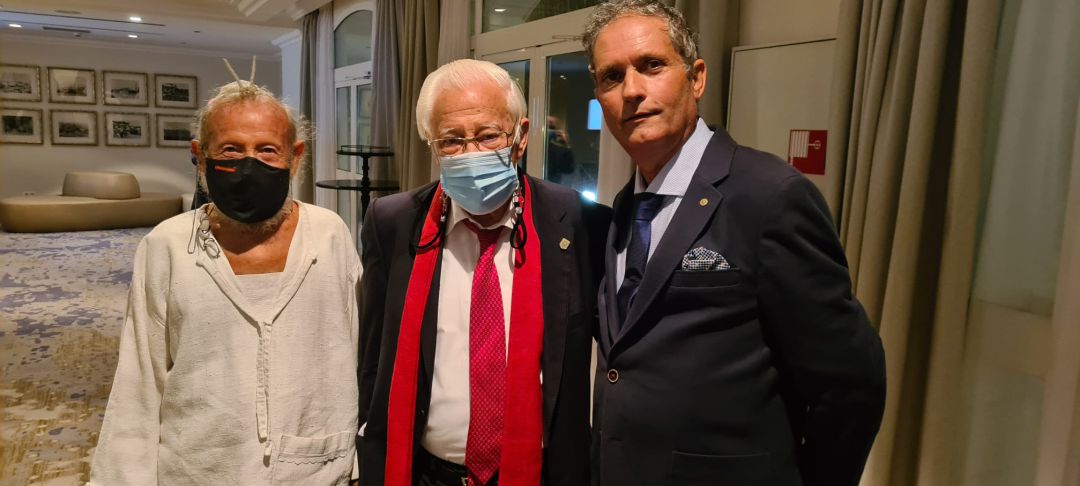 El Padre Ángel rodeado por el presidente del Rotary de Jávea, Toni Marí, y el artista Juan Ripollés. El Padre Ángel rodeado por el presidente del Rotary de Jávea, Toni Marí, y el artista Juan Ripollés.