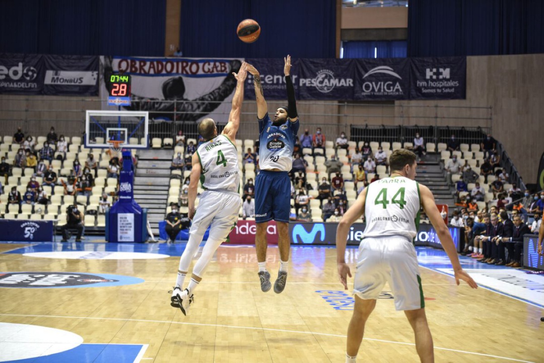 Kassius Robertson lanzando un triple en el partido ante el Joventut Kassius Robertson lanzando un triple en el partido ante el Joventut