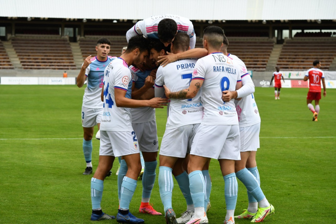 Los jugadores del Compos celebran el gol de Antas ante el Móstoles Los jugadores del Compos celebran el gol de Antas ante el Móstoles