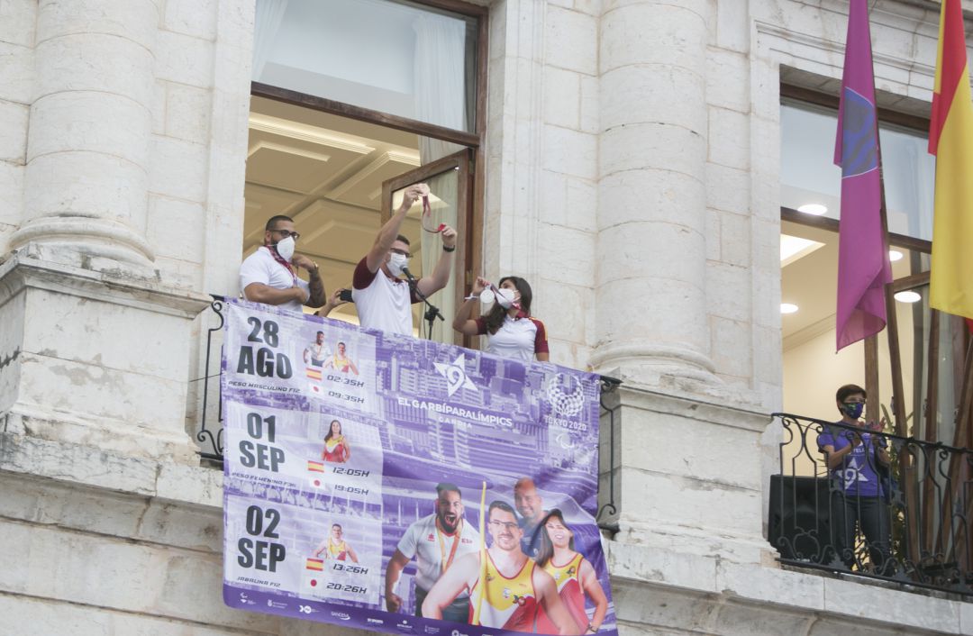 Medallistas paralímpicos en el balcón del Ayuntamiento de Gandia Medallistas paralímpicos en el balcón del Ayuntamiento de Gandia