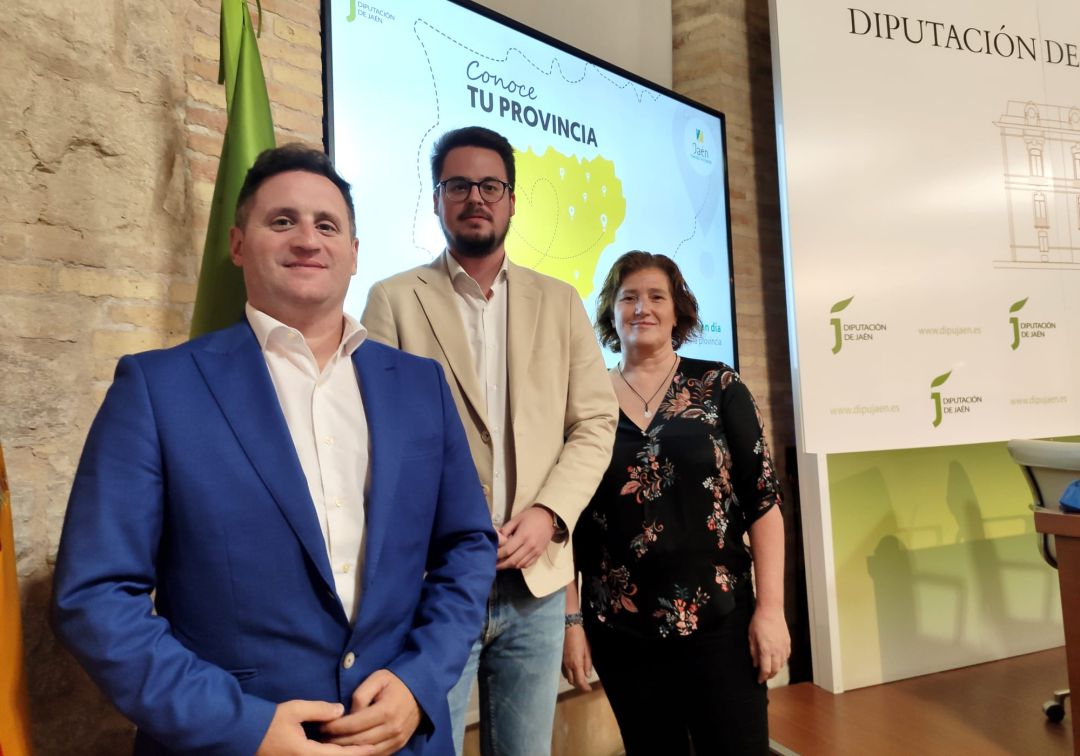 Raúl Gil, el presidente de Unibús posa junto al diputado de Promoción y Turismo, Francisco Javier Lozano y Mari Carmen Cabrera como representante de la Asociación provincial de Guías Turísticos de la provincia de Jaén Raúl Gil, el presidente de Unibús posa junto al diputado de Promoción y Turismo, Francisco Javier Lozano y Mari Carmen Cabrera como representante de la Asociación provincial de Guías Turísticos de la provincia de Jaén