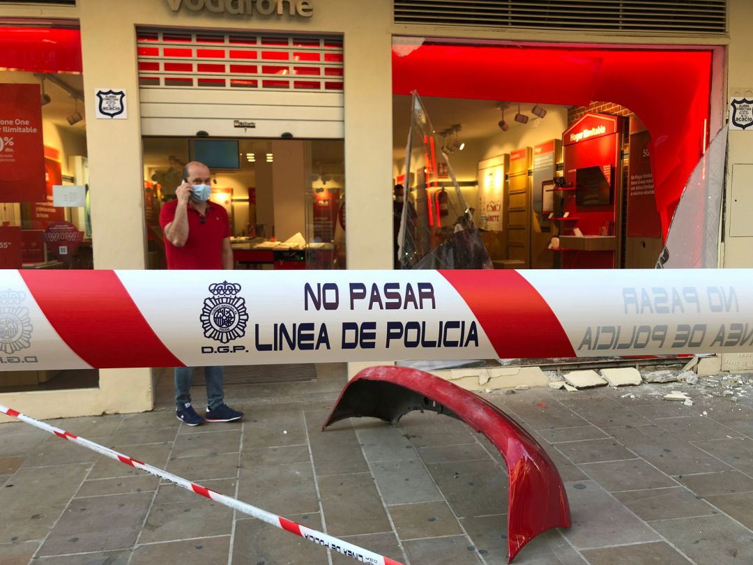 Una tienda de telefonía móvil de la calle Obispo Cobos sufre un robo por alunizaje Una tienda de telefonía móvil de la calle Obispo Cobos sufre un robo por alunizaje