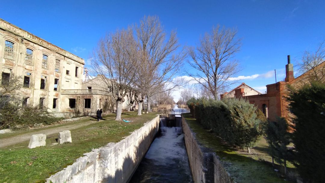 Esclusa 40 del Canal de Castilla, con la harinera en situación de ruina Esclusa 40 del Canal de Castilla, con la harinera en situación de ruina