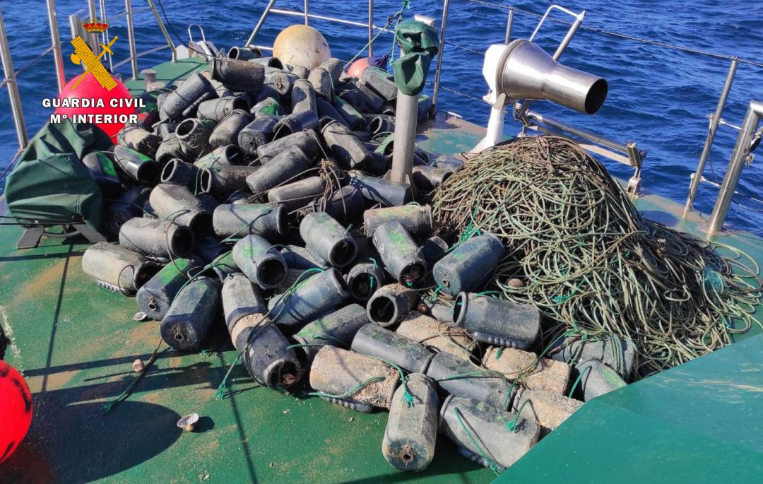 Tubos para la pesca furtiva de pulpos. Tubos para la pesca furtiva de pulpos.