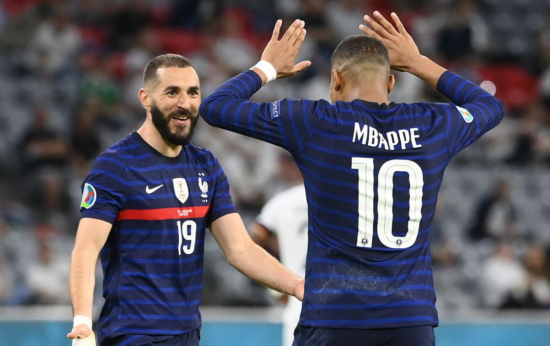 Benzema y Mbappé se saludan, durante la Eurocopa Benzema y Mbappé se saludan, durante la Eurocopa