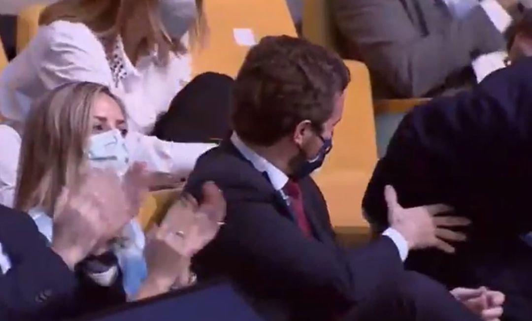 Pablo Casado coge del brazo al expresidente de México, Felipe Calderón. Pablo Casado coge del brazo al expresidente de México, Felipe Calderón.