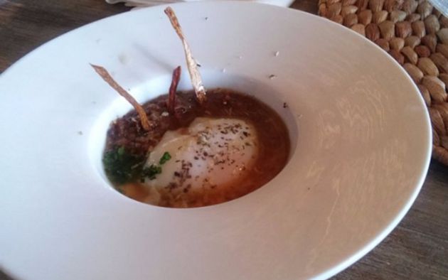 El plato 'Olé mis huevos', del restaurante 'Contrapunto Les Arts'. El plato 'Olé mis huevos', del restaurante 'Contrapunto Les Arts'.