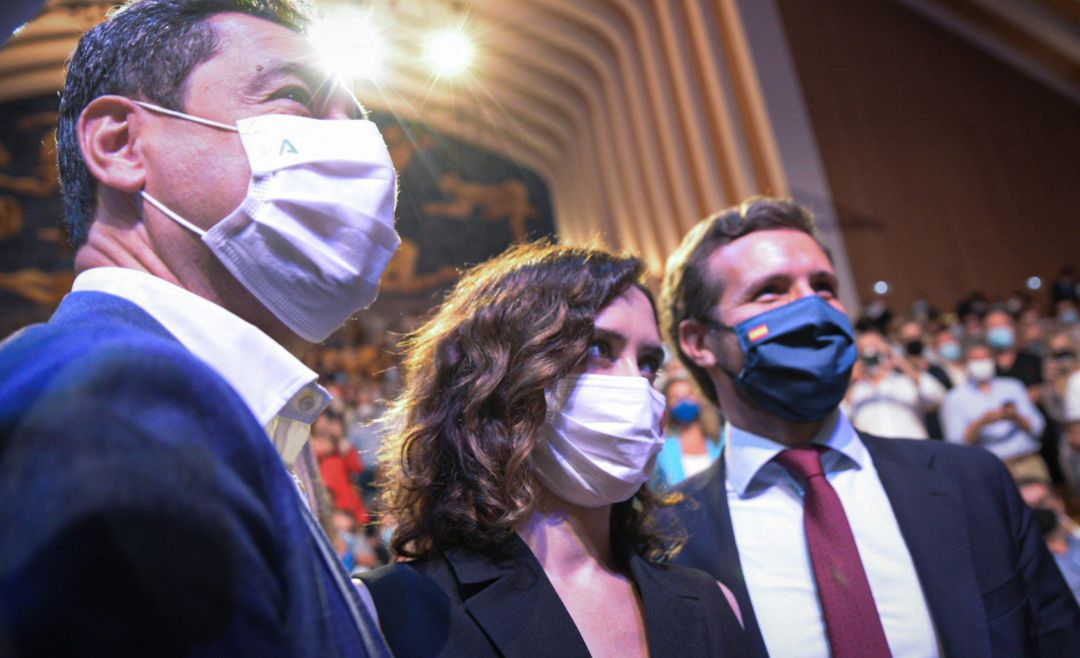 El presidente de Andalucía, Juanma Moreno; la presidenta de la Comunidad de Madrid, Isabel Díaz Ayuso, y el presidente del PP, Pablo Casado. El presidente de Andalucía, Juanma Moreno; la presidenta de la Comunidad de Madrid, Isabel Díaz Ayuso, y el presidente del PP, Pablo Casado.