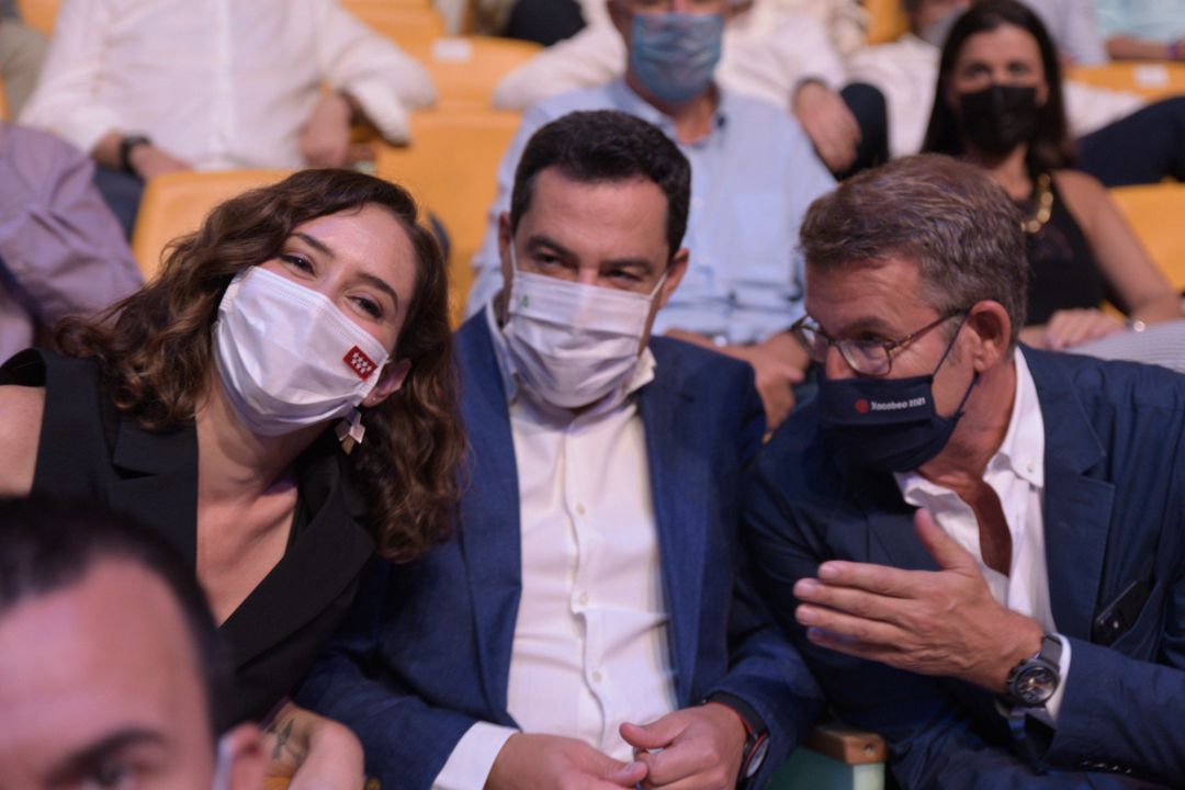 La presidenta de la Comunidad de Madrid, Isabel Díaz Ayuso; el presidente de Andalucía, Juanma Moreno, y el presidente de la Xunta de Galicia, Alberto Núñez Feijóo. La presidenta de la Comunidad de Madrid, Isabel Díaz Ayuso; el presidente de Andalucía, Juanma Moreno, y el presidente de la Xunta de Galicia, Alberto Núñez Feijóo.