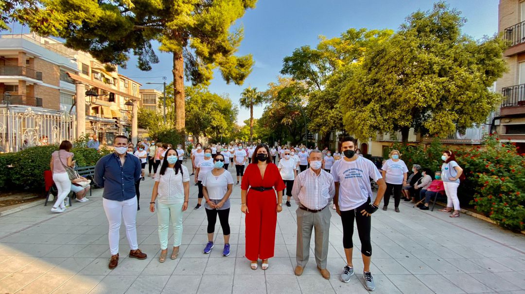Foto de familia al inicio de la clase de gimnasia, con alcaldesa, concejales y representantes del Centro de Mayores Foto de familia al inicio de la clase de gimnasia, con alcaldesa, concejales y representantes del Centro de Mayores