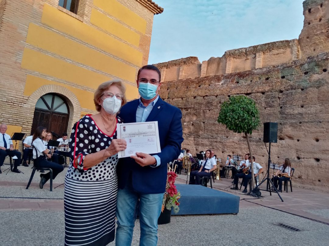 Pedro Luis Rodríguez, alcalde de Andújar, haciendo entrega de un diploma a una de las premiadas. Pedro Luis Rodríguez, alcalde de Andújar, haciendo entrega de un diploma a una de las premiadas.